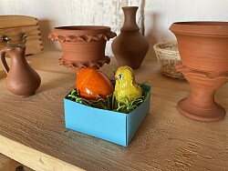 Das Foto zeigt das Osternest im Streifenhaus auf der Lahrer Römeranlage