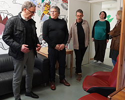 Oberbürgermeister Markus Ibert (links) im Gespräch mit dem Vorstand von „Die Brücke“  in einem Musikraum. 