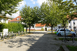 Parkplatz mit Fahrrädern und Carsharing-Autos