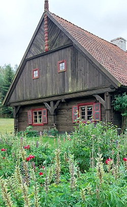 Das Foto zeigt ein typisches Laubenhaus in Kadzidlowo in der Johannesburger Heide