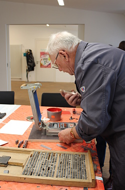 Der ehemalige Schriftsetzer Claus Leser bei der Arbeit