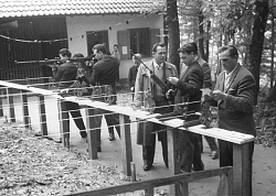 Das Foto zeigt mehrere Männer bei der Übung im Schützenhaus