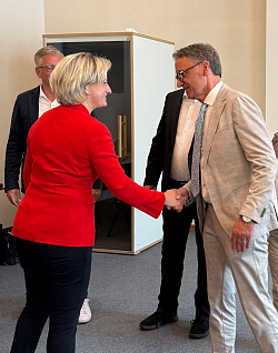 Lahrs Oberbürgermeister Markus Ibert erhält einen Handschlag von der Ministerin Hoffmeister-Krautt. 