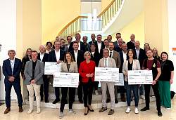 Gruppenbild aller Geehrten mit der Ministerin Hoffmeister-Krautt. 