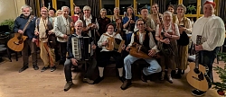Auf dem Foto sind Menschen jeden Alters zu sehen. Jeder von ihnen trägt ein historisches Instrument bei sich.