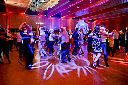 Das Foto zeigt Paare auf der Tanzfläche beim Chrysanthemen-Ball 2024 