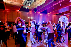 Das Foto zeigt Paare auf der Tanzfläche beim Chrysanthemen-Ball 2024 