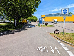Das Foto zeigt den Beginn der Fahrradstraße in Höhe der Firma Zugvogel in der Raiffeisenstraße