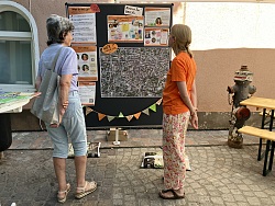 Eine Bewohnerin der Innenstadt beim Tag der Nachbarschaft im Gespräch mit Eva Knapp, städtische Mitarbeiterin im Team MiLQI