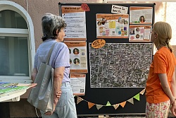 Eine Bewohnerin der Innenstadt beim Tag der Nachbarschaft im Gespräch mit Eva Knapp, städtische Mitarbeiterin im Team MiLQI
