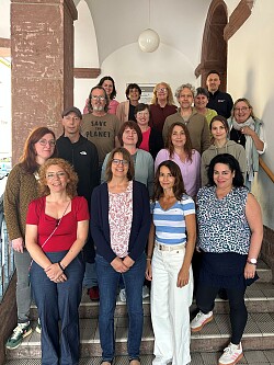Gruppenbild gemeinsam mit der Referentin Ann Ida Müller (rechts, 2. R. v. o.) sowie stellvertretend für die durchführenden Träger Madeleine Bohnet von der Stadt Lahr, Amt für Soziales, Bildung und Sport (links, 1. R. v. o.) und Tobias Horn vom DRK - Kreisverband Ortenau (rechts, 1. R. v. o.).
