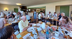 Gruppenbild beim Frühstück