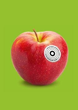 Roter Apfel mit grünem Hintergrund und rundem Aufkleber mit der Aufschrift &#39;SCHÜTZEN-AUSSTELLUNG STADTMUSEUM LAHR&#39;
