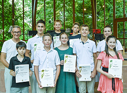 Gruppenbild vorne von links: Konstantin Bernd Schulze, Daniel Becker, Judith Becker, Michael Becker, Laetitia Siefert&#13;&#10;Hinten von links: Oberbürgermeister Markus Ibert, Josua Becker, Mailo Lange, Elias Joshua Becker, Valerie Silberer (Abteilung Kultur)&#13;&#10;Nicht auf dem Foto: Simon Brodoefel, Eleyna Wild&#13;&#10;