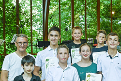 Gruppenbild vorne von links: Konstantin Bernd Schulze, Daniel Becker, Judith Becker, Michael Becker, Laetitia Siefert&#13;&#10;Hinten von links: Oberbürgermeister Markus Ibert, Josua Becker, Mailo Lange, Elias Joshua Becker, Valerie Silberer (Abteilung Kultur)&#13;&#10;Nicht auf dem Foto: Simon Brodoefel, Eleyna Wild&#13;&#10;