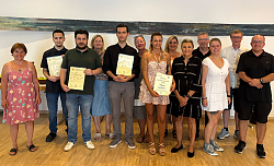 Foto der Absolventen der Abendrealschule Lahr mit ihren Lehrerinnen und Lehrern. Von links: Annette Ungureanu, Yasser Alyaghshi, Kevin Vuckovic, Karin Kindle, Uros Zivkovic, Gabriele Bühler-Jertschewske, Aline Gaißer, Anne Maria Böhler, Monika Sattler-Hetzel, Markus Pfordt, Janina Mißbach, Paul Breise, Stefan Jaitner