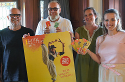 Das Foto zeigt von links: Tobias Meinen, Erster Bürgermeister Guido Schöneboom, Yvonne Berndt und Valerie Silberer