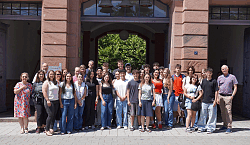 Gruppenfoto mit etwa 35 Schülerinnen und Schülern, Lehrkräften und Mitarbeitenden der Verwaltung vor dem Rathaus Luisenschule