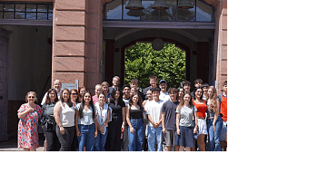 Gruppenfoto mit etwa 35 Schülerinnen und Schülern, Lehrkräften und Mitarbeitenden der Verwaltung vor dem Rathaus Luisenschule