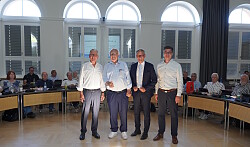 Vier Männer im Gemeinderatssaal