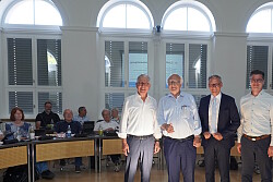 Vier Männer im Gemeinderatssaal