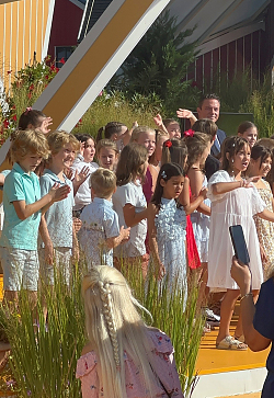 die Lahrer Kinder stehen auf der Bühne von Immer wieder sonntags, dazwischen der Moderator Stefan Mross