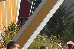 die Lahrer Kinder stehen auf der Bühne von Immer wieder sonntags, dazwischen der Moderator Stefan Mross