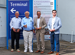 Gruppenbild vor einem blauen Schild &#34;Terminal&#34;. von links nach rechts: Bild:  Oberbürgermeister a.D. Dr. Wolfgang G. Müller, Dr.-Ing. E.h. Martin Herrenknecht, Oberbürgermeister Markus Ibert und Daniel Halter, Geschäftsführer der Industrie- und Gewerbezentrum Raum Lahr GmbH&#13;&#10;&#13;&#10;
