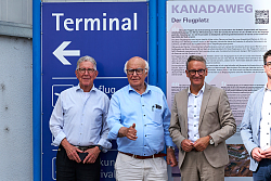 Gruppenbild vor einem blauen Schild &#34;Terminal&#34;. von links nach rechts: Bild:  Oberbürgermeister a.D. Dr. Wolfgang G. Müller, Dr.-Ing. E.h. Martin Herrenknecht, Oberbürgermeister Markus Ibert und Daniel Halter, Geschäftsführer der Industrie- und Gewerbezentrum Raum Lahr GmbH&#13;&#10;&#13;&#10;