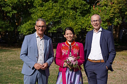 Das Foto zeigt von links: Oberbürgermeister Markus Ibert, Chrysanthemenkönigin Nayana I. und Bernhard Palm, Vorstandsvorsitzender E-Werk Mittelbaden