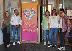 Gruppenbild mit Oberbürgermeister Markus Ibert (Zweiter von links), Kita-Leiterin Sabrina Güntert (Vierte von links) und die pädagogischen Fachkräfte Amelie Heidrich, Bettina Köhler und Martina Schwörer (von links) 