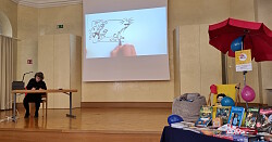 Foto bei der Abschlussveranstaltung „HEISS AUF LESEN“ mit der Comic-Schnellzeichnerin Charlotte Hofmann