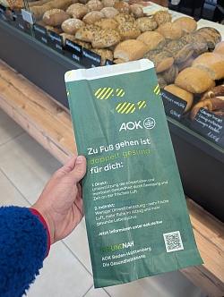Brötchentüte mit Werbung beim Bäcker 