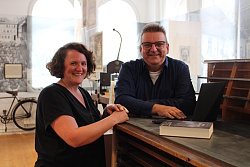 Das Foto zeigt den Initiator und Autor Michael Paul und Museumsleiterin Silke Höllmüller