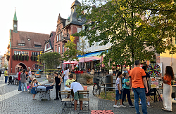 Bild vom Fest auf dem Urteilsplatz, hauptsächlich Kinder spielen sowohl Kicker als auch an einem Glücksrad. 