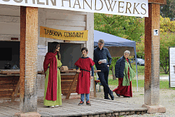 Das Foto zeigt zwei Kinder in ihren römischen Gewändern bei den Proben zum Fest des römischen Handwerks