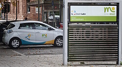 Auto des Carsharing-Anbieters naturenergie sharing hinter einem Schild der Mobilitätsstation Rathausplatz in Lahr
