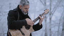 André Cavalcante mit Gitarre