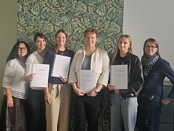 Das Foto zeigt Asli Schulte Fachberatung Mobiler Beratungsdienst Sprachförderung (links), und Heike Augsten, Sachgebietsleitung für Kitas der Stadt Lahr (rechts), mit Natalia Müller, Laura Mraulak, Silke Mellert und Juliana Weber (von links)