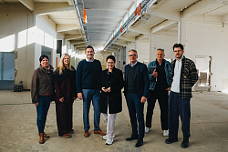 Von links zu sehen: Cornelia Guth, Leiterin der Abteilung Volkshochschule, Mediathek und Jugend,&#13;&#10;Silke Kabisch, Leiterin des Amts für Hochbau, Gebäudemanagement und Projektsteuerung, Tobias Fischer, Geschäftsführer der StartkLahr Innovationen gGmbH, Marion Gentges MdL, Ministerin für Ländlichen Raum, Landwirtschaft und Heimat Baden-Württemberg, Oberbürgermeister Markus Ibert sowie Thorsten Rössler und Nils Meurer, Meurer Architektur, beim Rundgang durch das Innovations- und Gründerzentrum InnoLaB33&#13;&#10;
