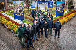Gruppenbild der Gärtnerinnen und Gärtner des Europa-Park vor dem Themenbeet am Sonnenplatz