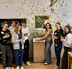 Schülerinnen und Schüler und eine Lehrkraft der Freien Evangelischen Schule in Lahr eröffnen feierlich einen der über den Lahrer Stadtgulden finanzierten Wasserpender