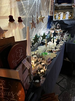 Handwerkliche, individuell gestaltete Dekorationsartikel und Geschenke in einem Pavillon des zweitägigen Kunst- und Kreativ-Weihnachtsmarkts 2023 in Lahr, realisiert durch den Lahrer Stadtgulden