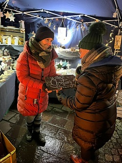 Eine Verkäuferin und eine Kundin auf dem zweitägigen Kunst- und Kreativ-Weihnachtsmarkts 2023 in Lahr, realisiert durch den Lahrer Stadtgulden