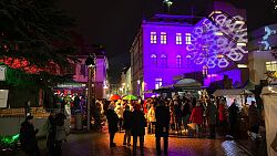 Viele Besuchende auf dem Museumsplatz in Lahr beim zweitägigen Kunst- und Kreativ-Weihnachtsmarkts 2023, realisiert durch den Lahrer Stadtgulden