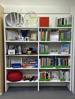 Das neue Angebot in der Mediathek Lahr: Das fairSCHENKregal 