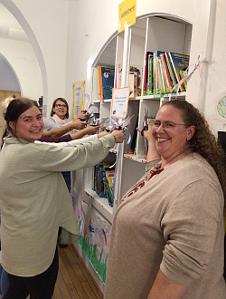 Gruppenbild vor dem Bücherregal mit von links Sabina Losik, Kindergartenbeauftragte der Stadt Lahr Heike Augsten und Sprachkita- Fachkraft Alexandra Nagel