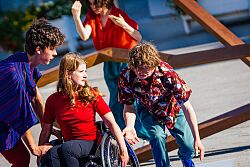 Tänzerinnen und Tänzer der inklusiven Tanzgruppe SZENE 2WEI 2020 auf dem Lahrer Rathausplatz bei der Performance 