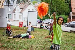 Tänzerinnen und Tänzer der inklusiven Tanzgruppe SZENE 2WEI 2020 vor dem Seniorenheim aczepta Haus im Münchtal in Lahr bei der Performance 