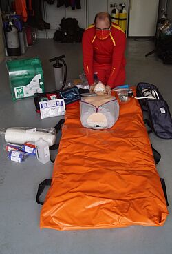 Ehrenamtlicher des DLRG Lahr e.V. zeigt das 2020 über den Lahrer Stadtgulden angeschaffte Material